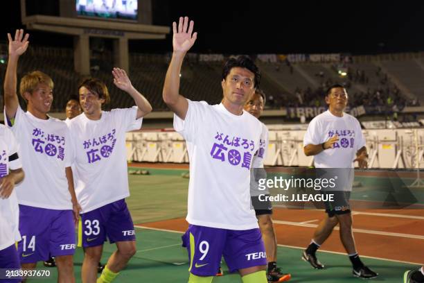 Sanfrecce Hiroshima players applaud fans after the team's 4-0 victory in the J.League J1 match between Sanfrecce Hiroshima and Gamba Osaka at Edion...