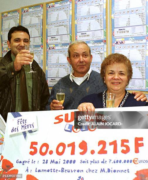 Une famille de Sologne , la mère Bonifacia, le père Geronimo et leur fils Téofilo, qui avait validé un bulletin du Super loto de la fête des mères à...