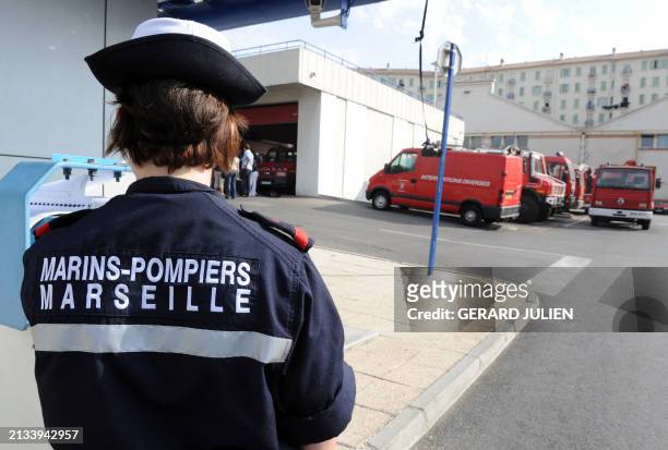 Une marin-pompier se tient devant l'entrée de la caserne Plombières du bataillon des marins-pompiers de Marseille, le 10 juillet 2011, où une...