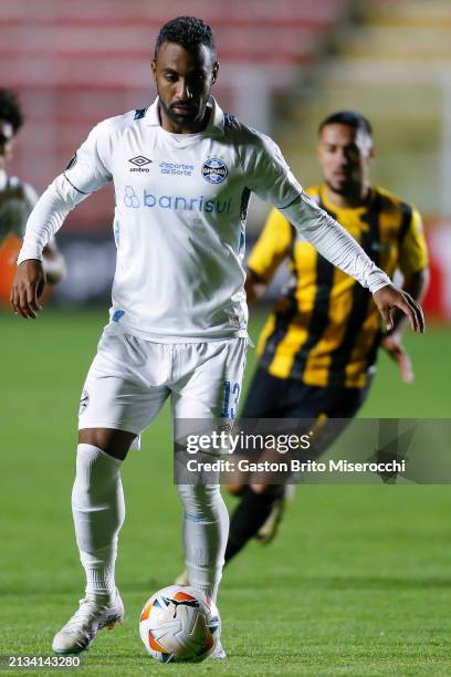 Everton of Gremio controls the ball during the Copa CONMEBOL Libertadores Group C match between The Strongest and Gremio at Hernando Siles Stadium on...