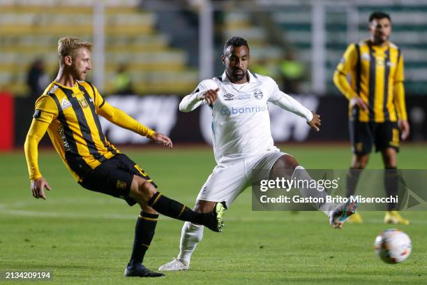 Maximiliano Caire of The Strongest battles for possession with Everton of Gremio during the Copa CONMEBOL Libertadores Group C match between The...