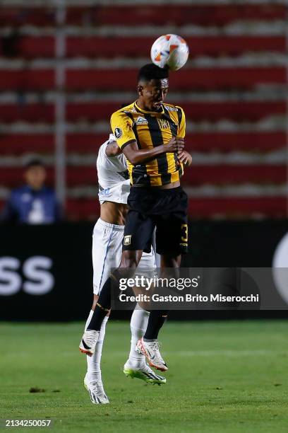 Dario Aimar of The Strongest heads the ball during the Copa CONMEBOL Libertadores Group C match between The Strongest and Gremio at Hernando Siles...