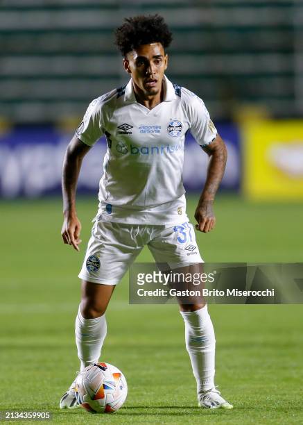Du Queiroz of Gremio controls the ball during the Copa CONMEBOL Libertadores Group C match between The Strongest and Gremio at Hernando Siles Stadium...