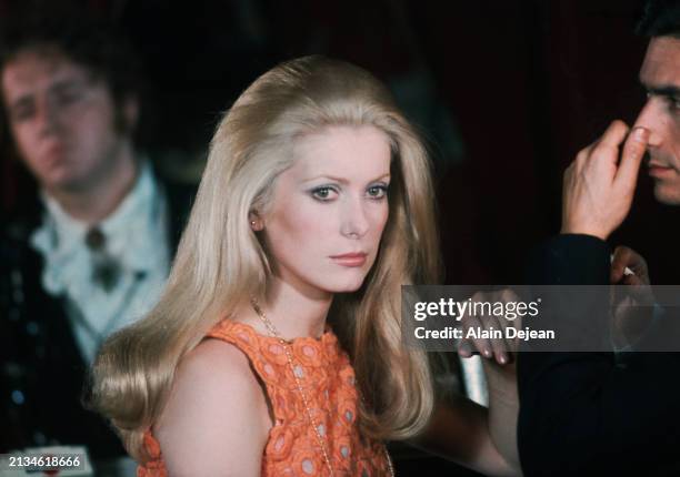 Actrice française Catherine Deneuve sur le tournage du film "Manon 70", 1967.