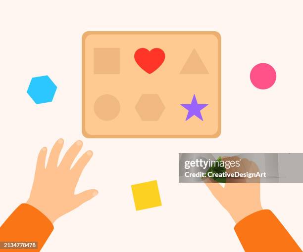 ilustraciones, imágenes clip art, dibujos animados e iconos de stock de niño jugando con clasificador de formas de madera. actividad montessori, juegos educativos y juguetes - escuela preescolar