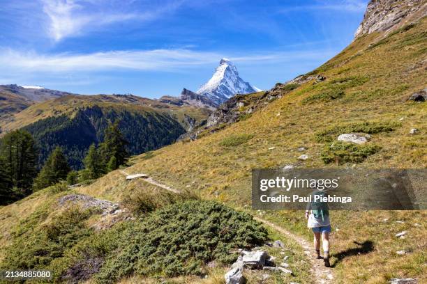 hiking toward the matterhorn - trail marker stock pictures, royalty-free photos & images