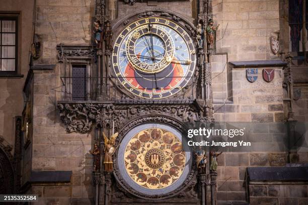 astronomical clock in prague, czech republic - astronomische uhr stock-fotos und bilder