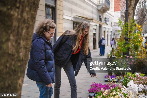 amici che vanno al mercato dei fiori - orticoltura foto e immagini stock