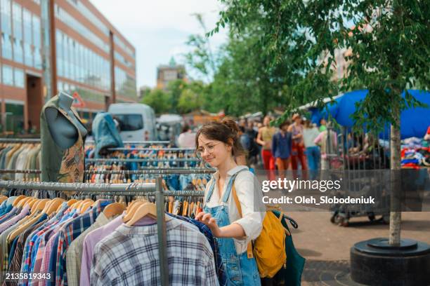 frau walkinf - flohmarkt stock-fotos und bilder