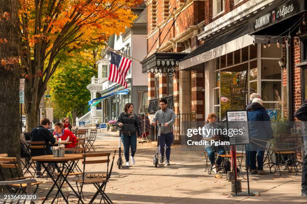 princeton new jersey downtown street by the ivy league university campus usa - princeton nueva jersey fotografías e imágenes de stock