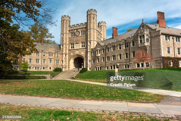 princeton, new jersey: blair arch auf dem campus der ivy-league-universität - princeton university stock-fotos und bilder