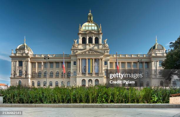 museo nacional checo en la plaza de wenceslao, bulevar público y distrito comercial en praga, república checa, europa - praga fotografías e imágenes de stock