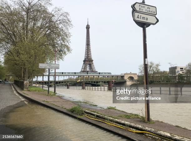 April 2024, France, Paris: After heavy rainfall in parts of France, the Seine has burst its banks in Paris. The route of next Sunday's marathon will...