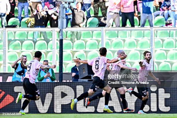 Leonardo Mancuso of Palermo celebrates with his team-mates after scoring a goal during the Serie B match between Palermo and UC Sampdoria at Stadio...