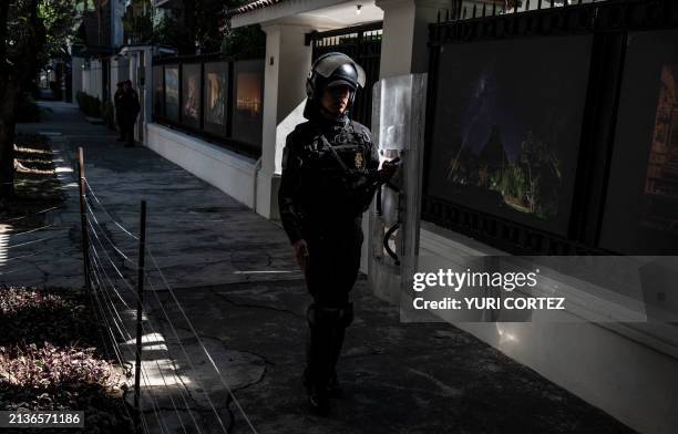 Female Riot Police 4,745 Embassy Of Mexico Stock Photos, High-Res Pictures, and Images ...