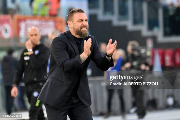 Roma's Italian coach Daniele De Rossi reacts during the Italian Serie A football match between AS Roma and Lazio on April 6, 2024 at the Olympic...
