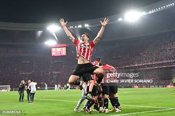 Athletic Bilbao's players celebrate victory at the end of the Spanish Copa del Rey final football match between Athletic Club Bilbao and RCD Mallorca...