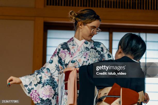 touriste essayant une expérience de kimono dans un sanctuaire au japon - kimono photos et images de collection