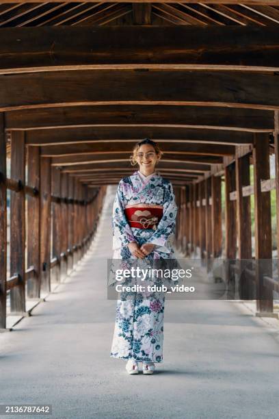 femme portant un kimono dans un sanctuaire au japon - kimono photos et images de collection