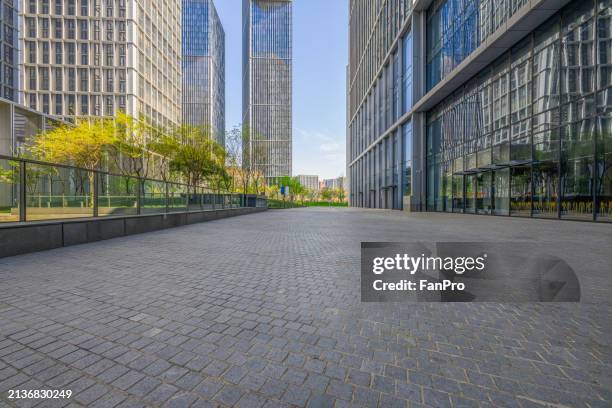 empty road in modern eco city - winkelstraat stockfoto's en -beelden