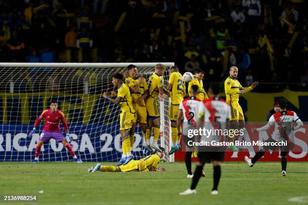 Gustavo Cristaldo of Nacional Potosi kicks a free kick during the Copa CONMEBOL Sudamericana 2024 group D match between Nacional Potosi and Boca...