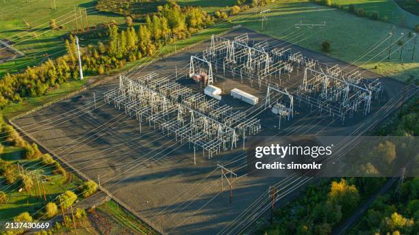 vista de la subestación eléctrica - transformador eléctrico fotografías e imágenes de stock