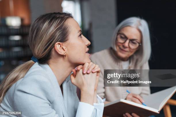 workplace mental health coaching for female manager. mental health coach helping to navigate stress, anxiety and manage work life balance for female worker. - professor particular imagens e fotografias de stock
