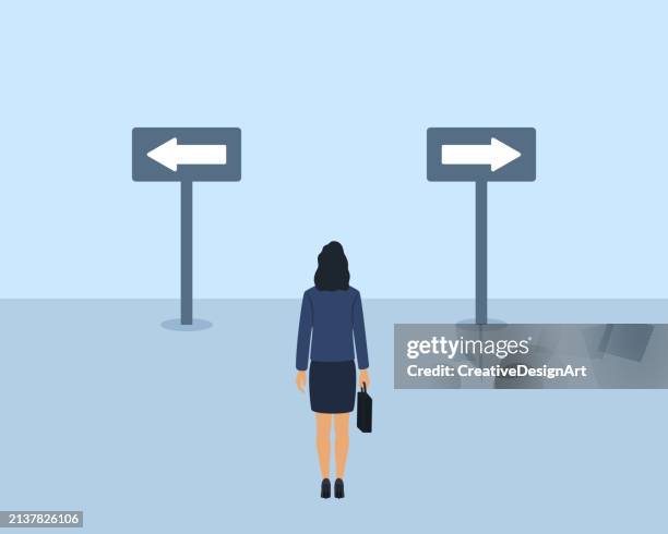 illustrazioni stock, clip art, cartoni animati e icone di tendenza di vista posteriore della donna d'affari in piedi su un incrocio e guardando le frecce che puntano in direzioni diverse. concetto di opportunità, decisione e scelta - bivio