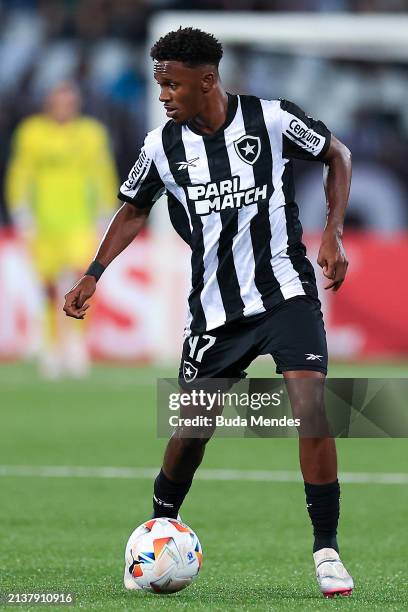 Jeffinho of Botafogo controls the ball during the Copa CONMEBOL Libertadores 2024 group D match between Botafogo and Junior at Estadio Olímpico...