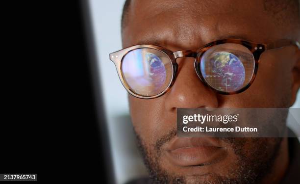 eco reflection work - géographie physique photos et images de collection