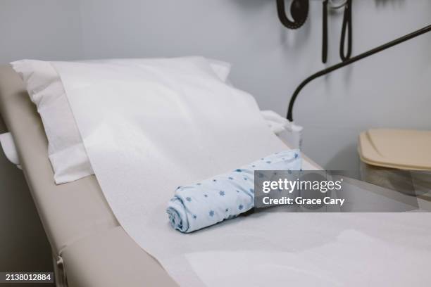 examination table in doctor's office - exam table paper stock pictures, royalty-free photos & images