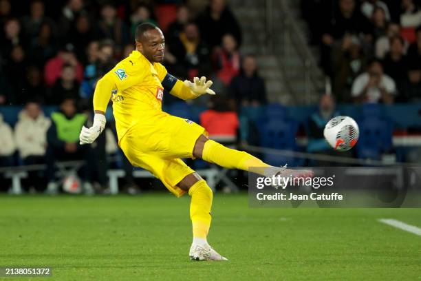 Rennes goalkeeper Steve Mandanda in action during the French Cup semi-final between Paris Saint-Germain and Stade Rennais at Parc des Princes stadium...