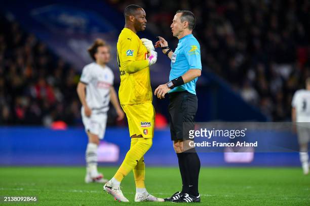 Referee Ruddy Buquet talks with Steve Mandanda of Stade Rennais during the French Cup Semi Final match between Paris Saint-Germain and Stade Rennais...