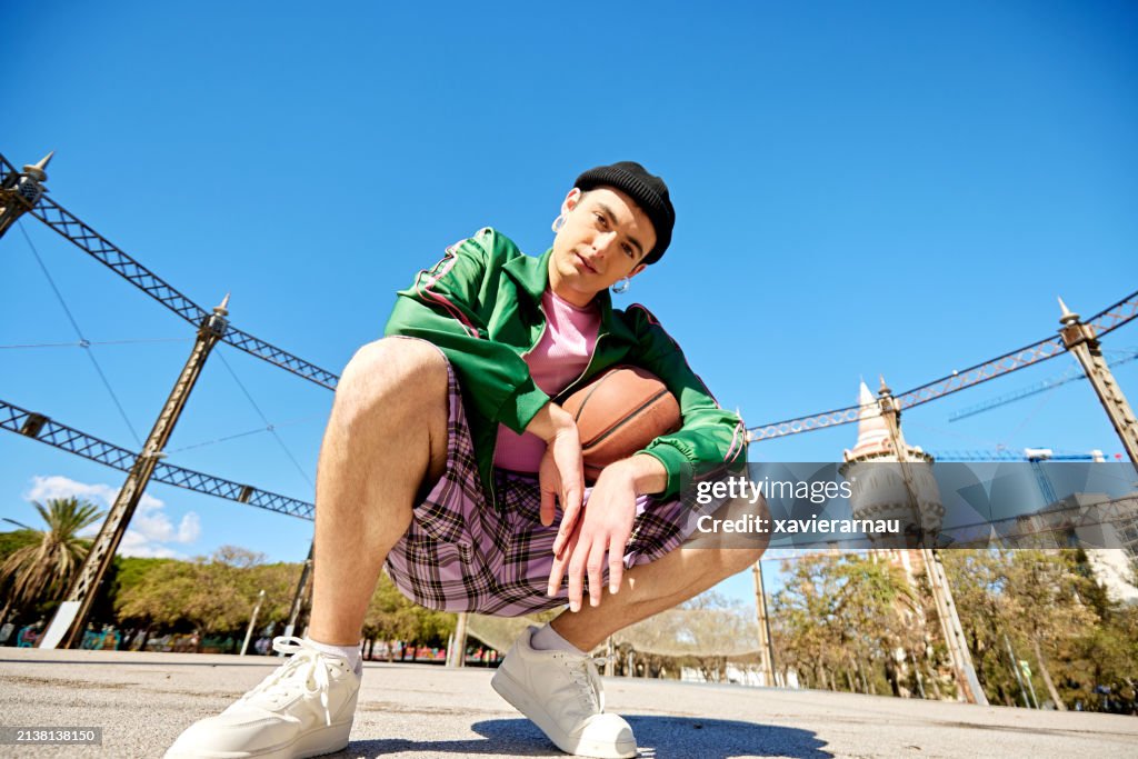 Sonniges Porträt eines jungen Basketballspielers auf einem öffentlichen Platz