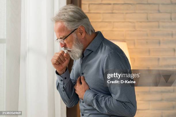 coughing - hoesten stockfoto's en -beelden