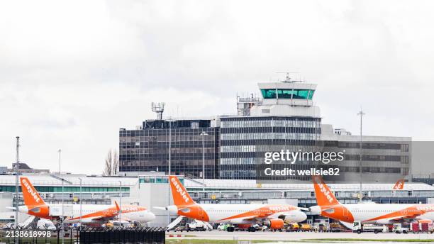 easyjet airbus a320-214 trio - manchester airport stock pictures, royalty-free photos & images