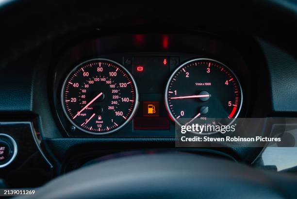 low fuel warning - cuadro de instrumentos fotografías e imágenes de stock