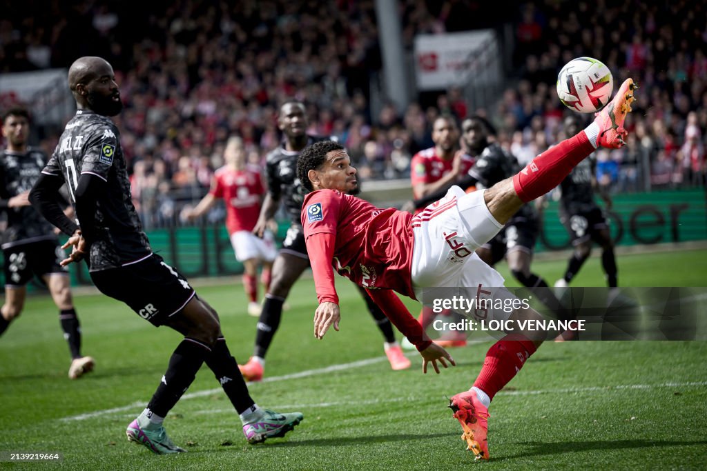 TOPSHOT-FBL-FRA-LIGUE1-BREST-METZ