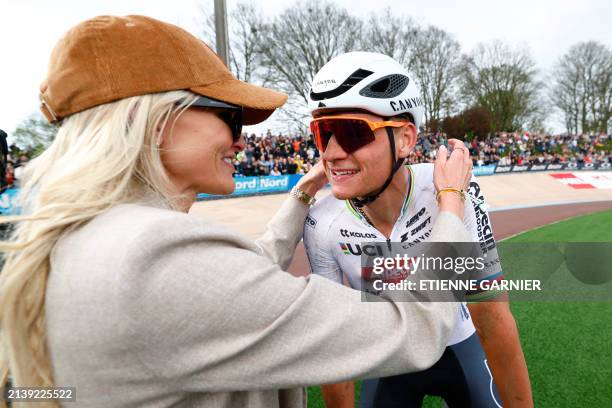 Dutch Rider 1,083 Roubaix Location Stock Photos, High-Res Pictures, and Images ...