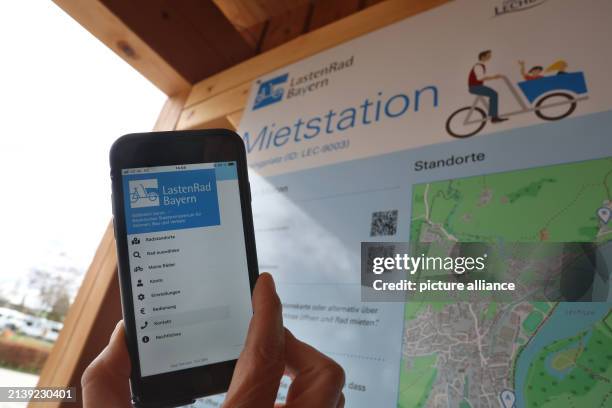 April 2024, Bavaria, Lechbruck: The "LastenRadBayern" app can be seen on a smartphone at a station for e-cargo bikes at a campsite. With a pilot...