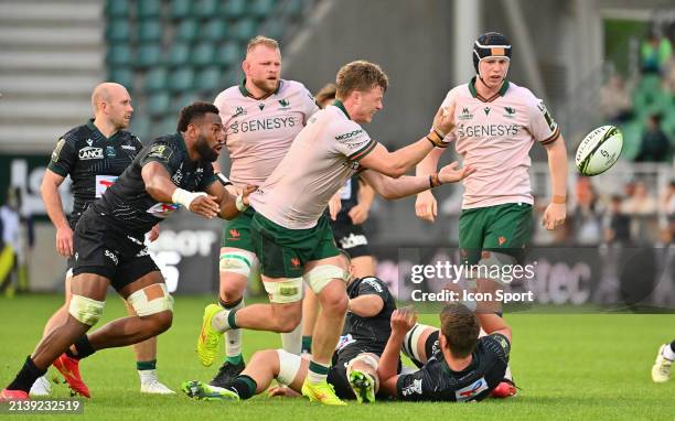 Matthew Devine of Connacht and Lekima Tagitagivalu of section paloise pau during the EPCR Challenge Cup match between Pau and Connacht at Stade du...