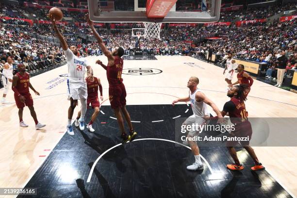 Norman Powell of the LA Clippers drives to the basket during the game against the Cleveland Cavaliers on April 7, 2024 at Crypto.Com Arena in Los...