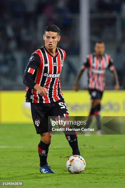 James Rodriguez of Sao Paulo controls the ball during the Copa CONMEBOL Libertadores Group B match between Talleres and Sao Paulo at Mario Alberto...