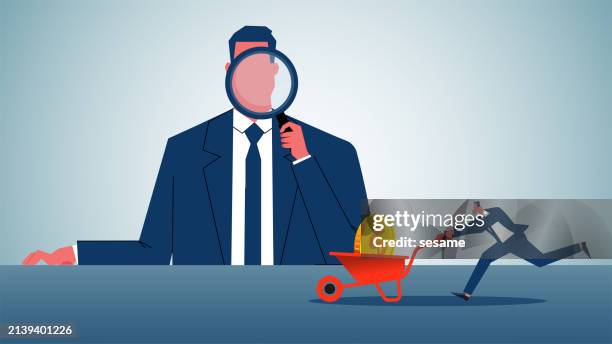 ilustraciones, imágenes clip art, dibujos animados e iconos de stock de el jefe o gerente supervisa el trabajo de los empleados, la gestión estricta de los empleados o los controles comerciales, los capitalistas y los empleados, el jefe con lupa observa a los empleados empujando los carros que llevan dinero - inspector