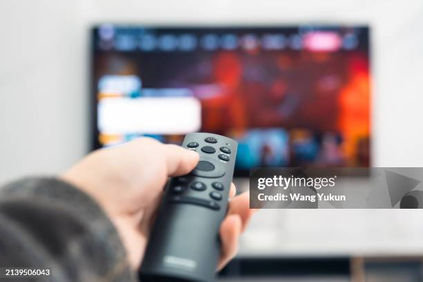 watching smart tv at home - tv stockfoto's en -beelden
