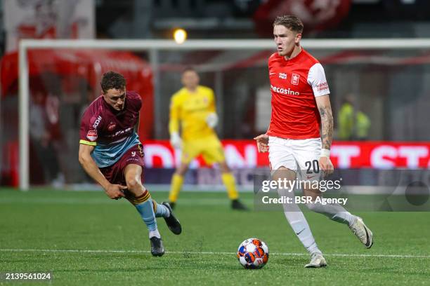 Bryant Nieling of MVV Maastricht battles for the ball with Martijn Kaars of Helmond Sport during the Dutch Eredivisie match between MVV Maastricht...