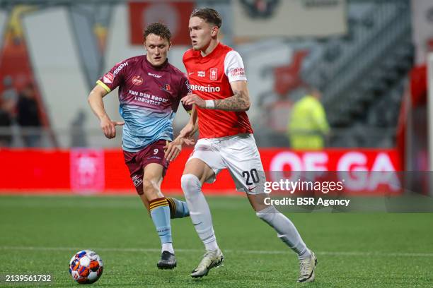 Bryant Nieling of MVV Maastricht battles for the ball with Martijn Kaars of Helmond Sport during the Dutch Eredivisie match between MVV Maastricht...