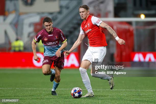 Bryant Nieling of MVV Maastricht battles for the ball with Martijn Kaars of Helmond Sport during the Dutch Eredivisie match between MVV Maastricht...