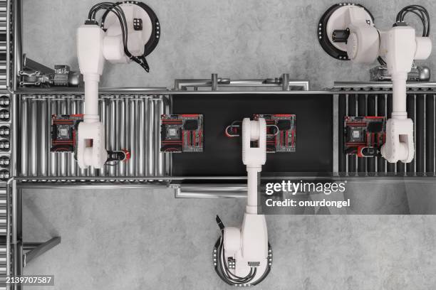vista de alto ángulo de placas de circuito en la línea de producción con brazos robóticos que funcionan en - cinta transportadora fotografías e imágenes de stock