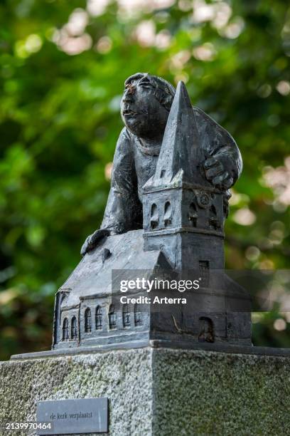 Sculpture group De Driekantige Boeren van Olen / the Triangular Farmers on the village square of the town Olen, province of Antwerp, Flanders,...